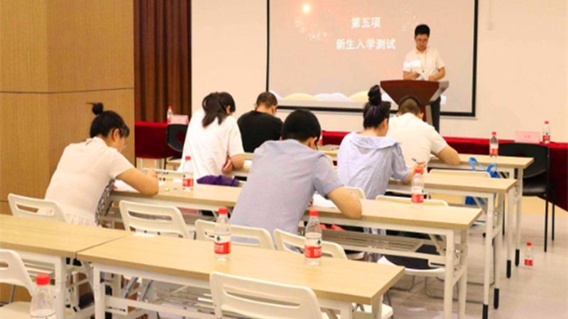 心理咨询师资格证考试分为笔试和面试两个部分。笔试科目包括：