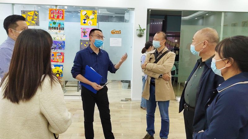 网络课程平台的功能繁多，但大致可以分为以下几个类别：