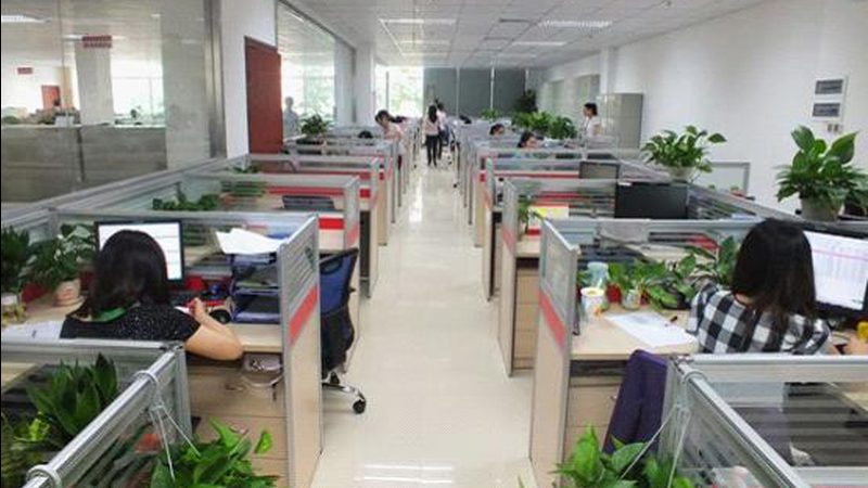 签订电工培训包就业合同时，首先要明确合同内容。合同应包括但不限于以下条款：